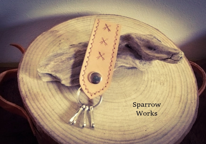 ★一味違う ヌメ革 キーホルダー ハンドメイド ネイティブ調 エイジング スタンピング ★オリジナル 誕生日 プレゼント 贈り物 日本製 即決拍卖