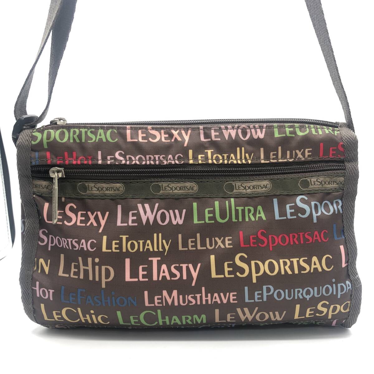 ★美品【LeSportsac】ミニショルダーバッグ ブラウン カラフル レスポートサック 文字柄 タイポグラフィ レディース拍卖