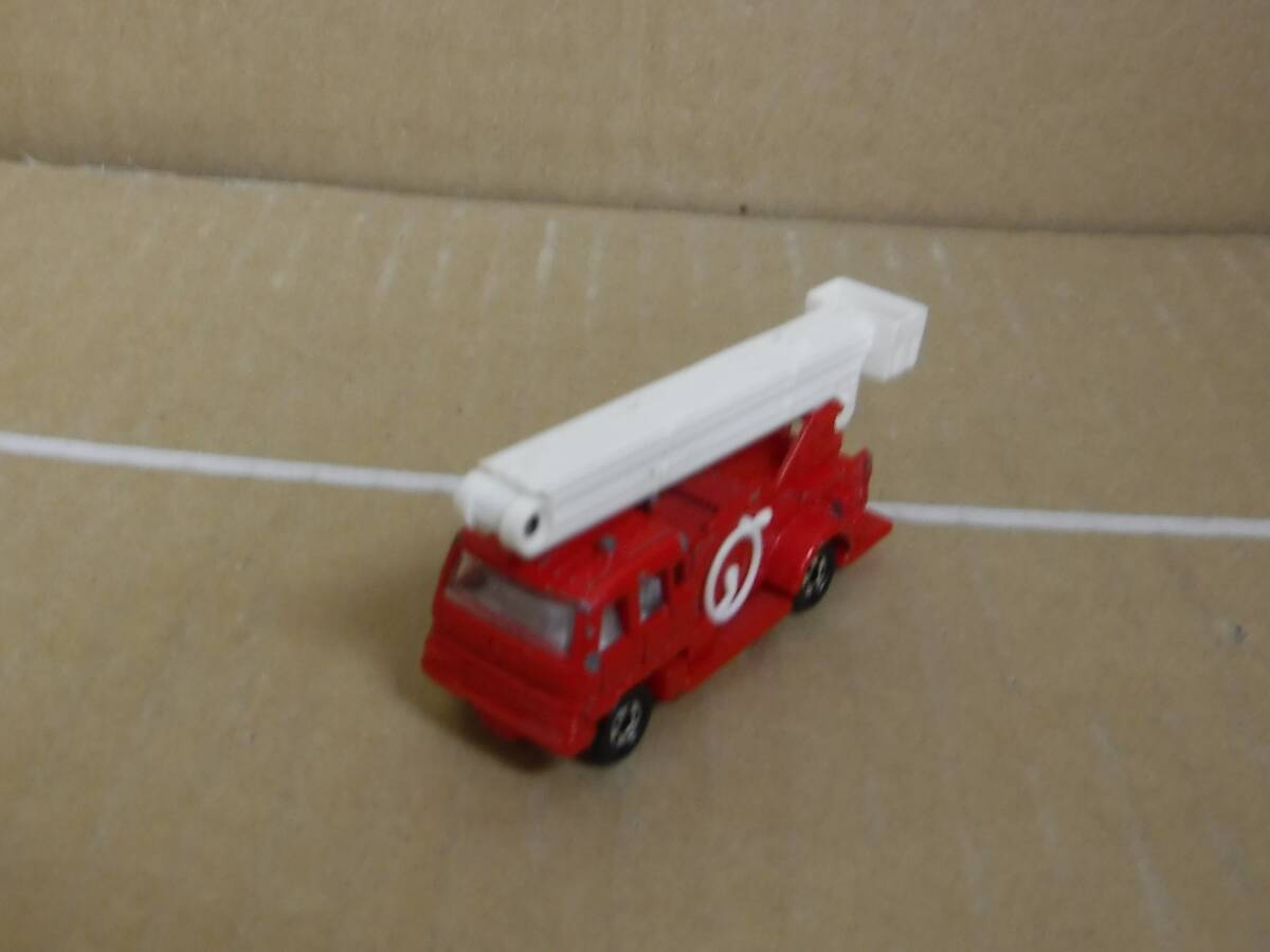 【中古品】トミカ いすゞ 高所放水車シュノーケル消防車 NO.86 赤 1/110 中国製拍卖