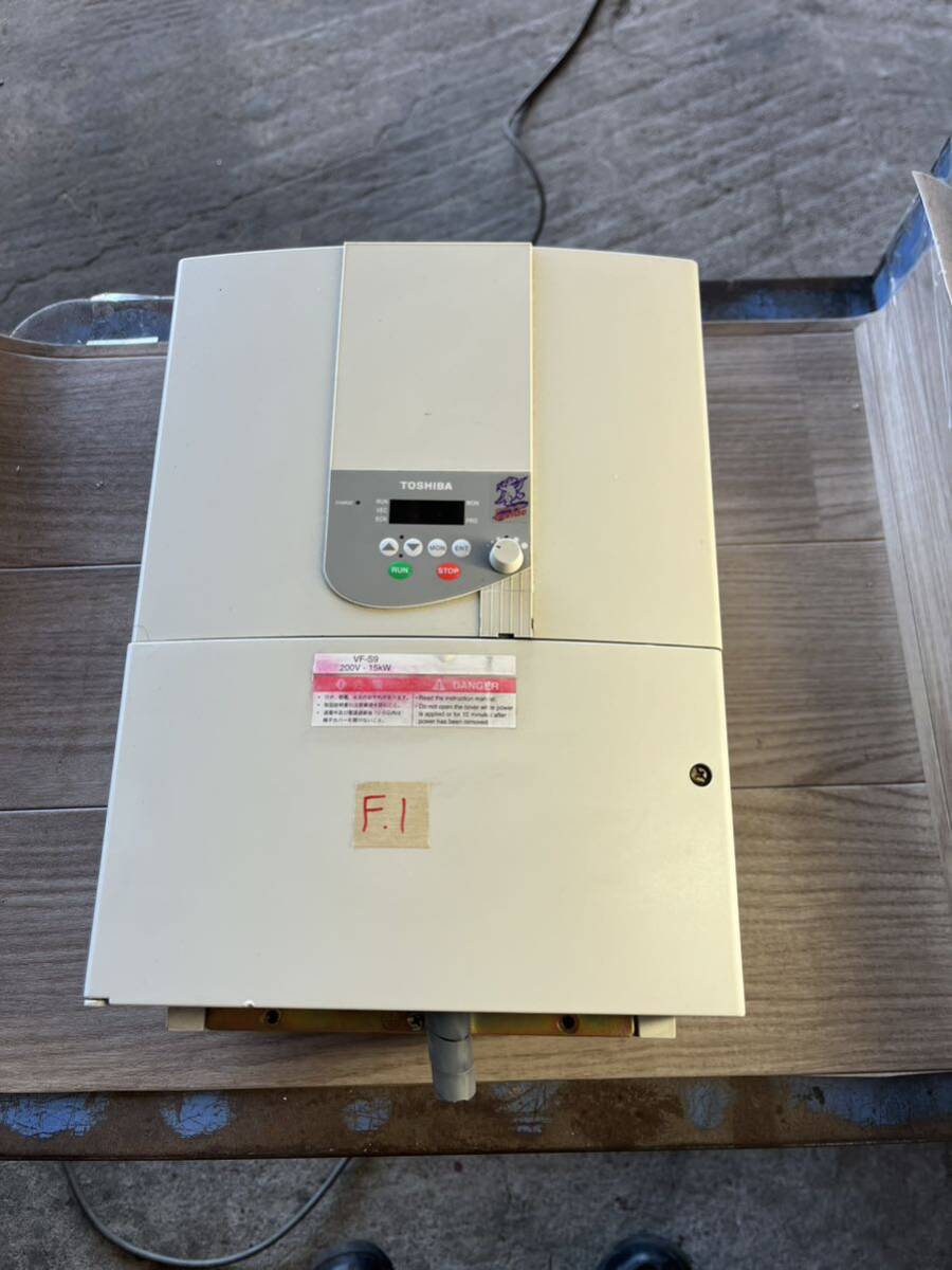 F1 TOSHIBA TRANSISTOR INVERTER VFS9-2150PM-AN 15kw 動作確認済み拍卖