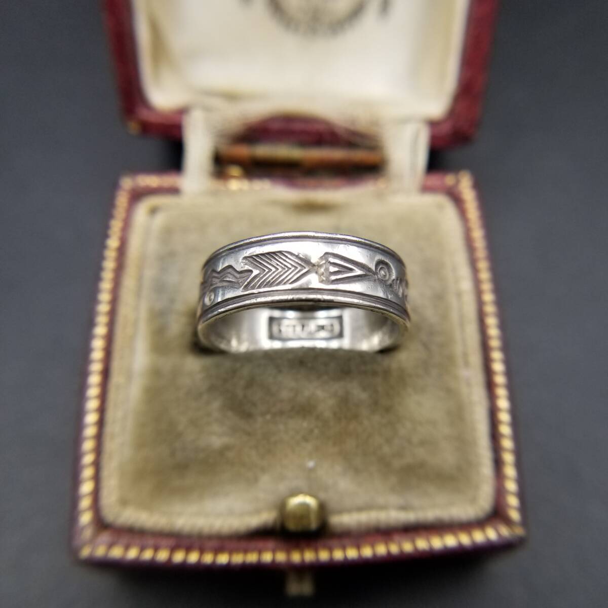 友情の矢 アロー デザイン 彫刻 エタニティ バンド 幅広 925 ヴィンテージ シルバー リング 指輪 インディアンジュエリー 輸入 Y14-C拍卖