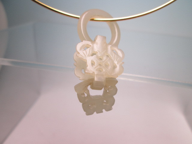 ☆アンティーク・唐物 白玉環付透かし彫刻の根付 3,57g 提げ物拍卖