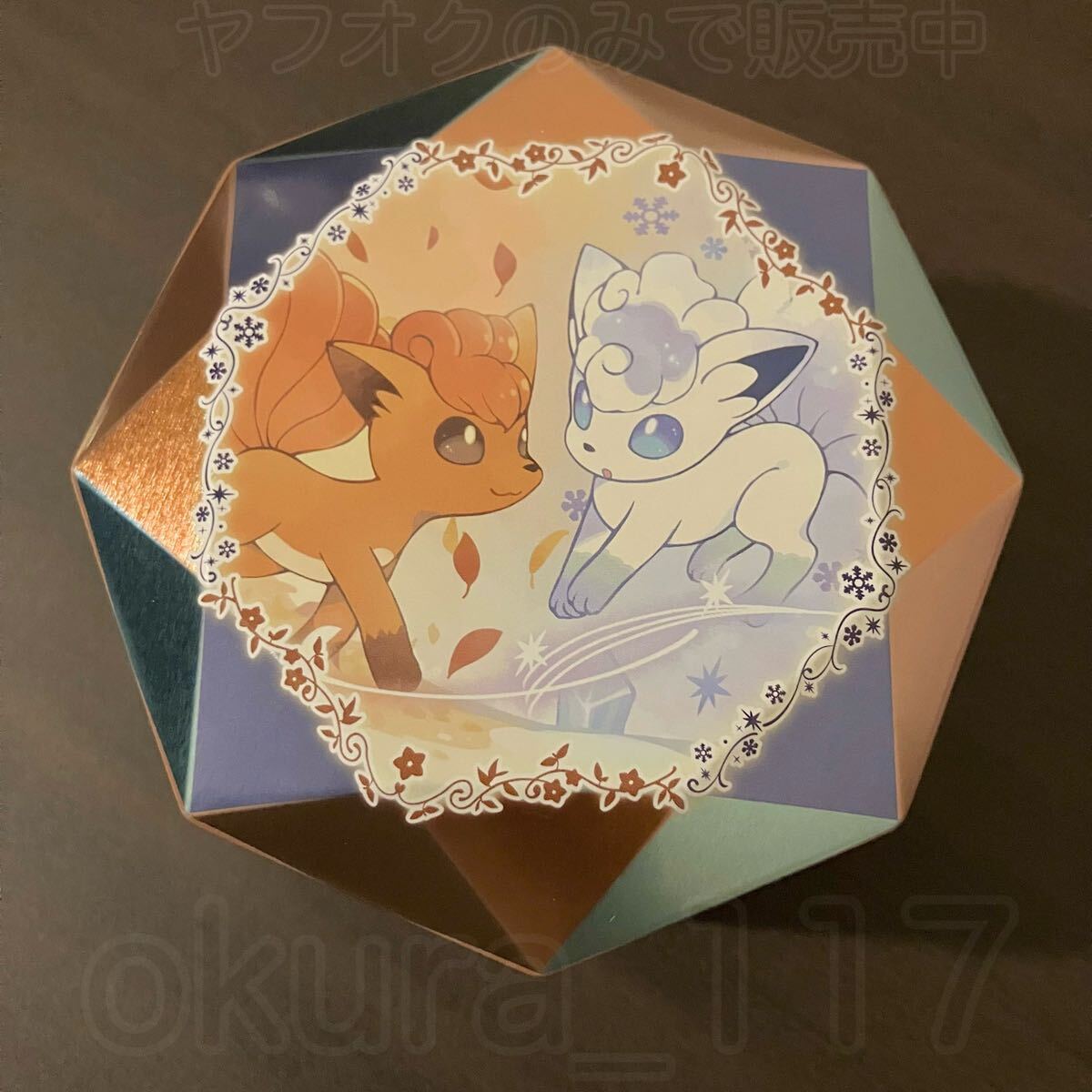 ポケモンセンター お菓子の空き缶 Rokon's Crystal Season クランチチョコ 2017年 ロコン アローラロコン 小物入れ拍卖