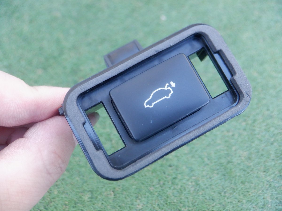 新車外し トヨタ純正 84931-30110 トランク 開閉ボタン 操作スイッチ コントロールスイッチ m-24-3-327拍卖