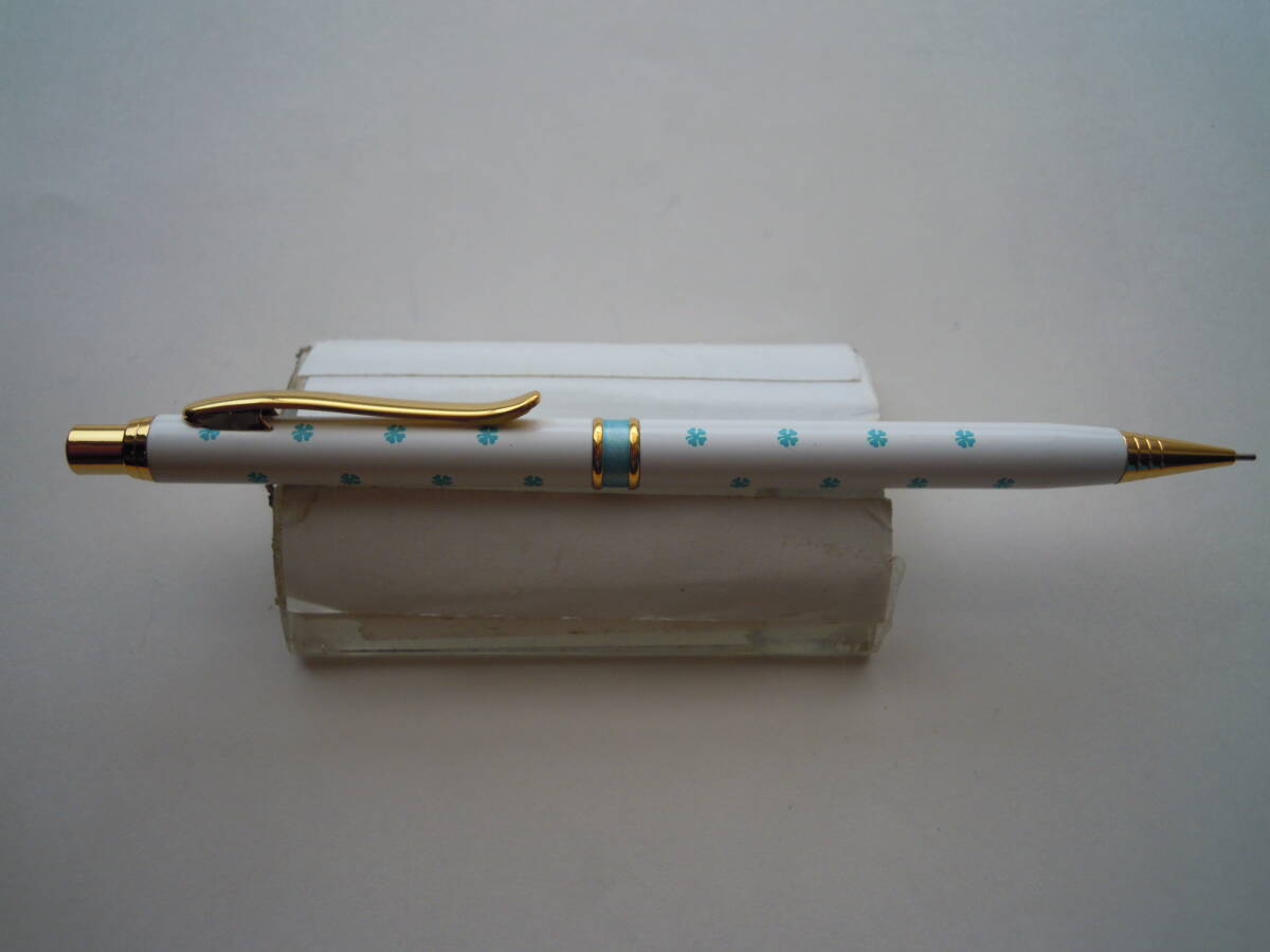 ⑦メーカー等不明 ホワイト軸&四つ葉のクローバーシャープペンシル★未使用に近い拍卖