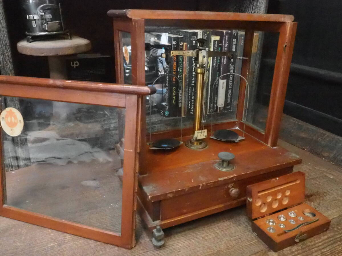 【ガラスケース入り天秤】分銅インテリア昭和レトロはかりブリキスケール古道具アンティークインダストリアル骨董ドライフラワー観葉植物拍卖