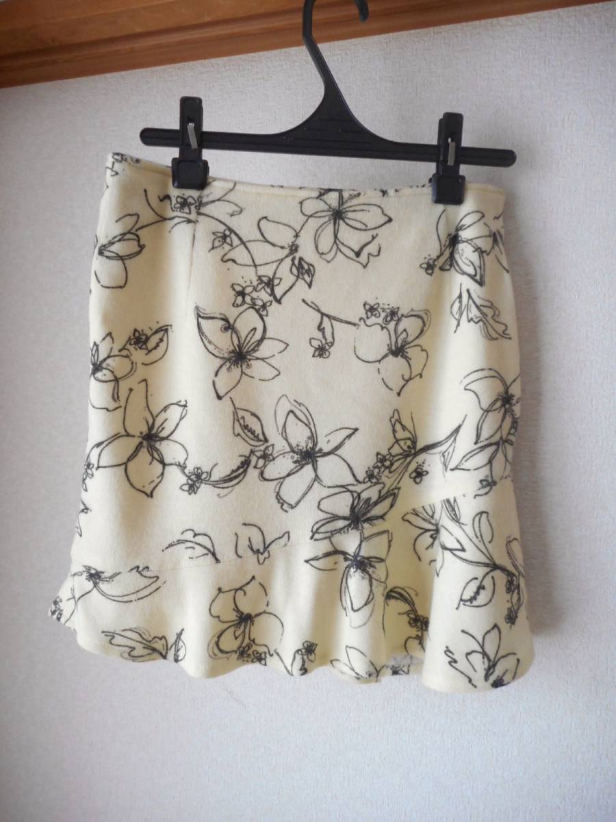 ★1度使用★花柄 裾にフリルのスカート クリーム系白色拍卖