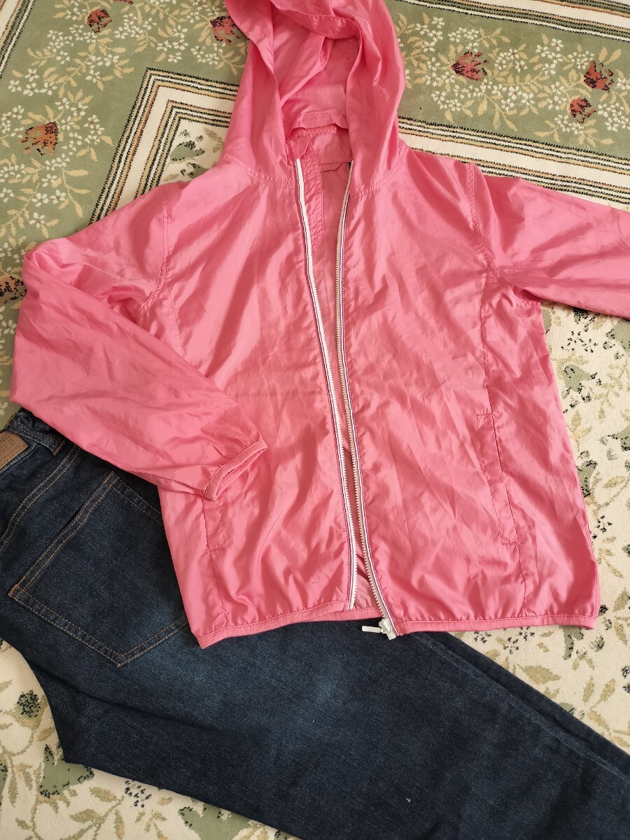 軽い□ユニクロウィンドブレーカー ナイロンジャケットポケッタブルパーカー140拍卖