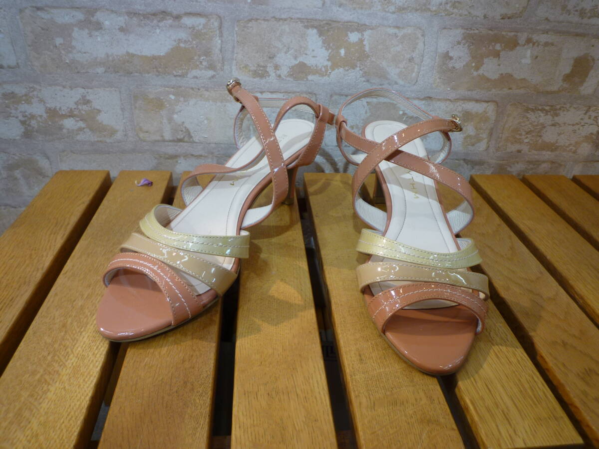 【0326-8】新品 NEO PHYTHM エナメルサンダル サイズ23.5CM拍卖