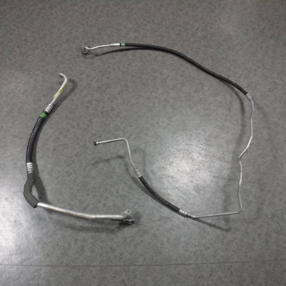 メルセデス ベンツCクラスW203エアコンホース低圧パイプ高圧エアコンパイプC180エバポレーター接続ホース 2本セット 部品取り車GF-203035拍卖