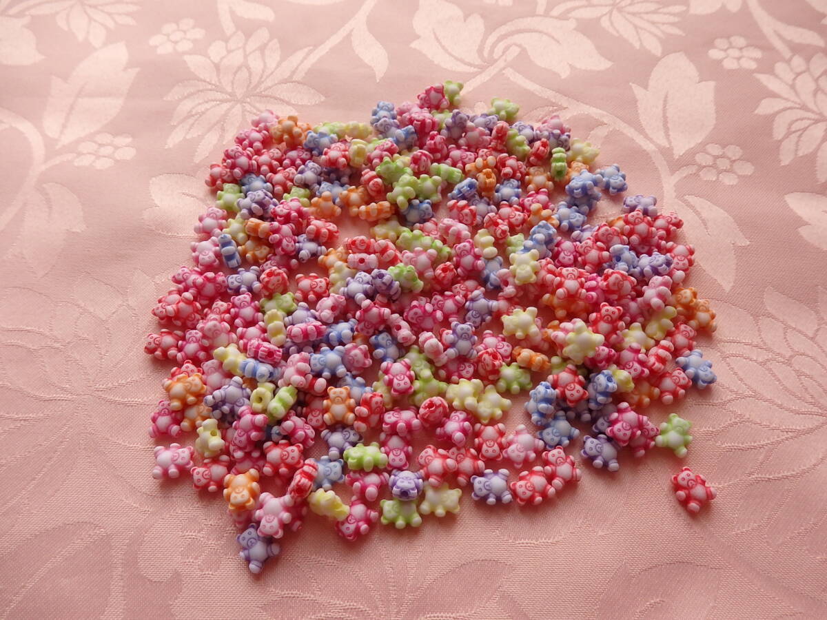 小さな可愛いクマちゃん♪ カラフルビーズ100個 ピンクのポーチ付き~拍卖