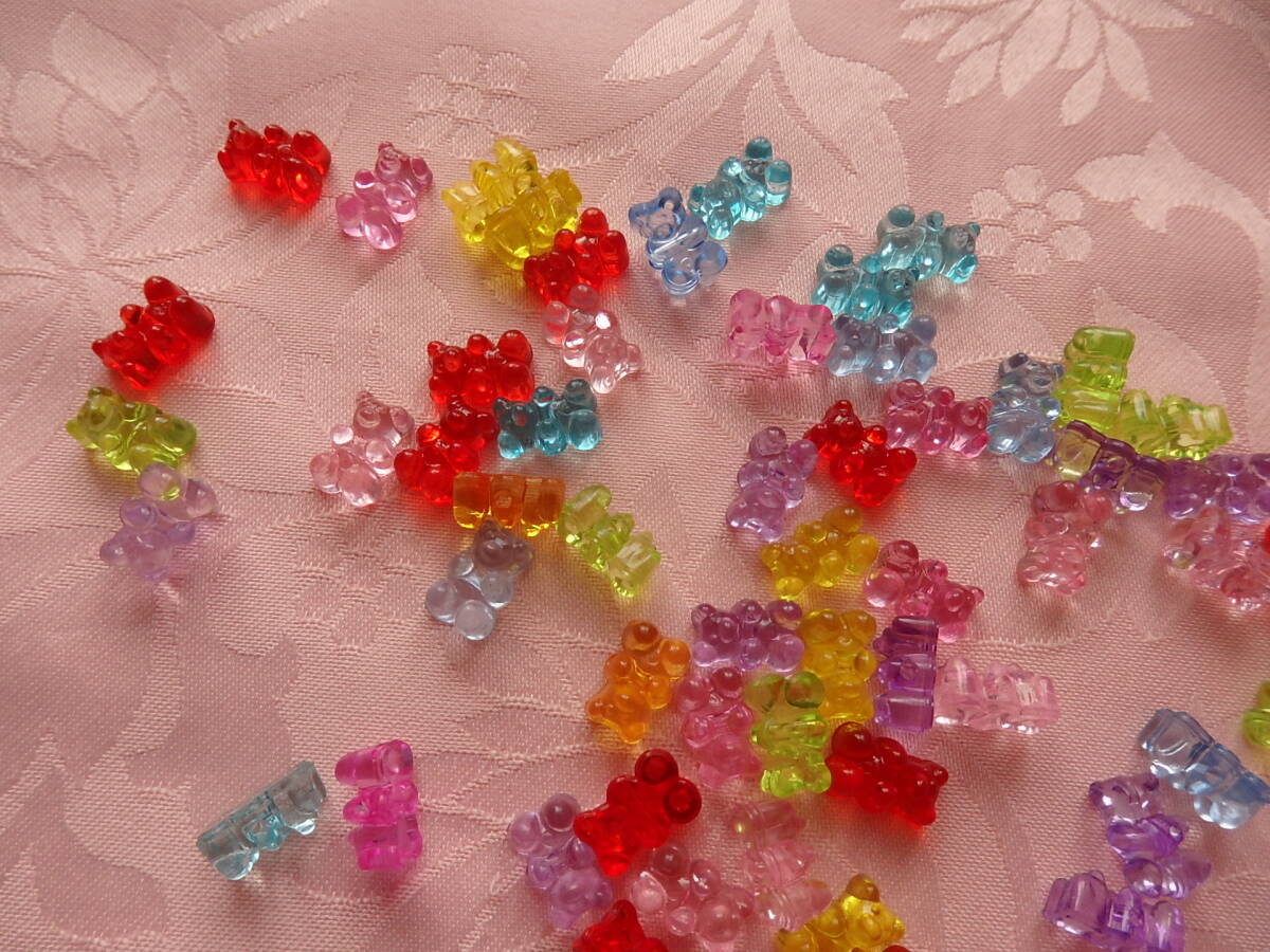 小さな可愛いクマちゃん♪ クリアビーズ50個 ピンクのポーチ付き~拍卖