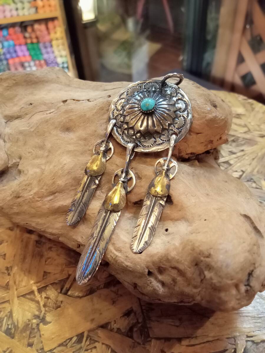 スタンピング,フラワーコンチョ,天然ターコイズ,3点吊り,ハートホイールフェザー,フェザー,ペンダント,トップ,インディアン,ネイティブ拍卖