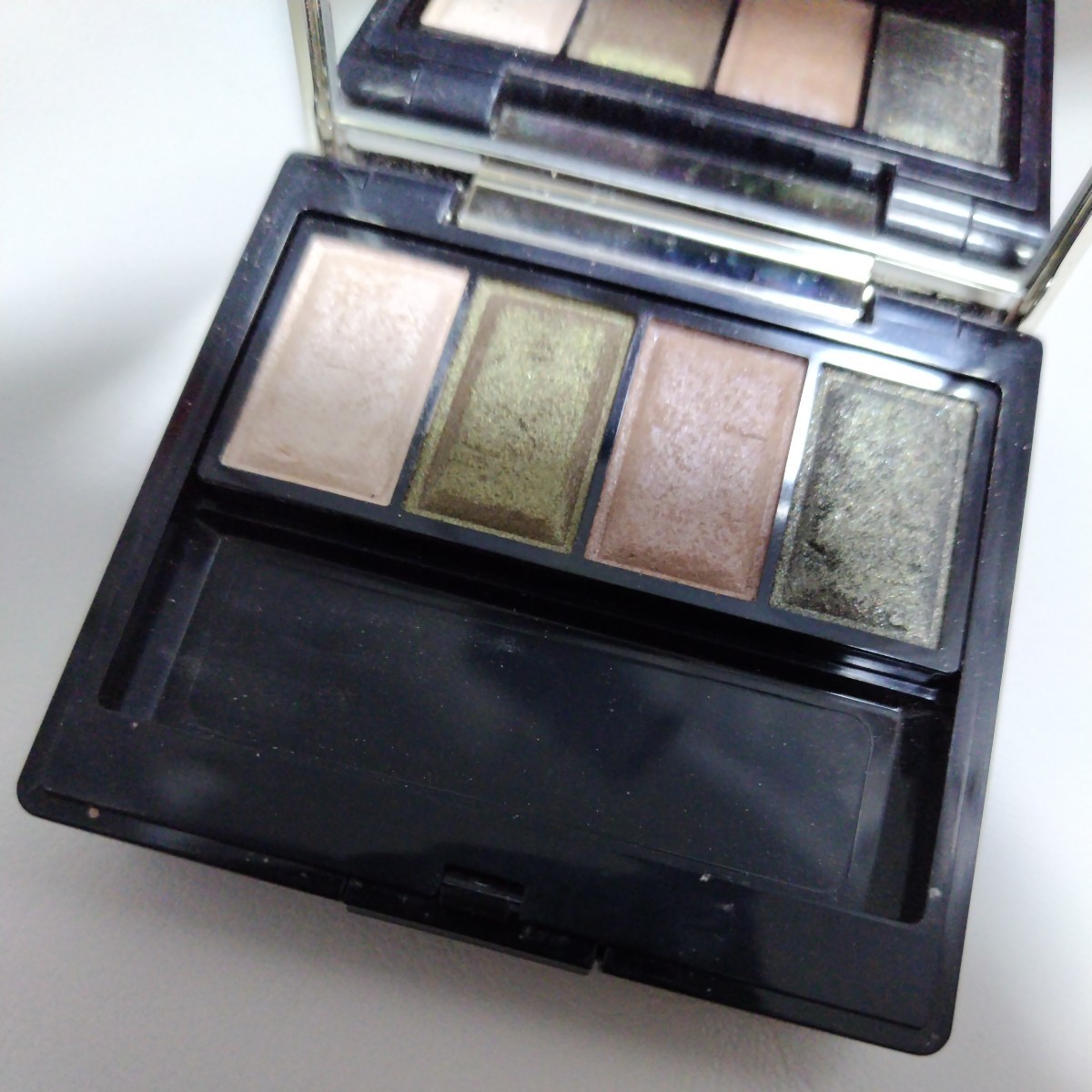 ★人気色★資生堂 クレドポーボーテ オンブルクルールクアドリ オンブルクルール 302 アイシャドー アイカラー ブラウン グリーン拍卖