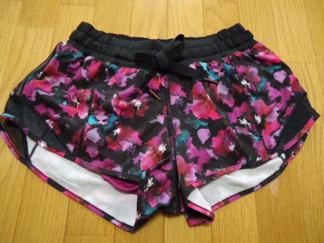 即決 ハワイ lululemon ルルレモン ショートパンツ 黒色 花柄 2 XS-S 女性 拍卖