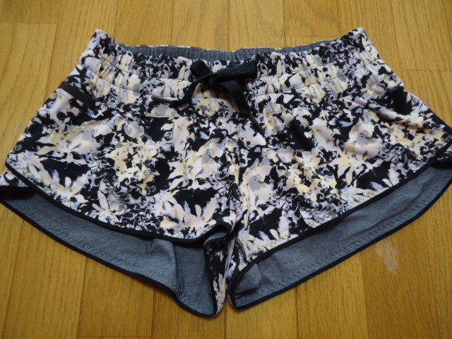 即決 ハワイ lululemon ルルレモン ショートパンツ 黒・白色 花柄 2 XS-S 女性 拍卖