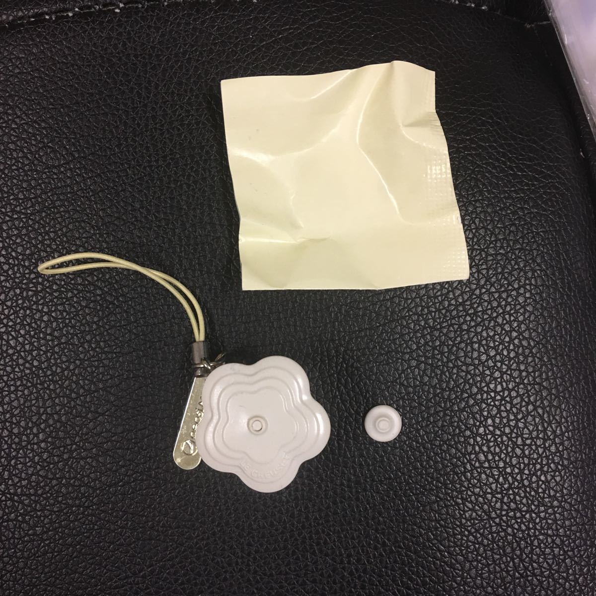 ル・クルーゼ、ミニフィギュアストラップ、ホワイト、取手がとれてます、接着剤などで付けてください、ジャンク品拍卖