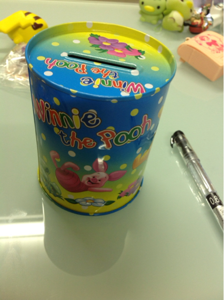 ディズニー、くまのプーさん、缶の貯金箱、凹みあり、ペコ缶です拍卖