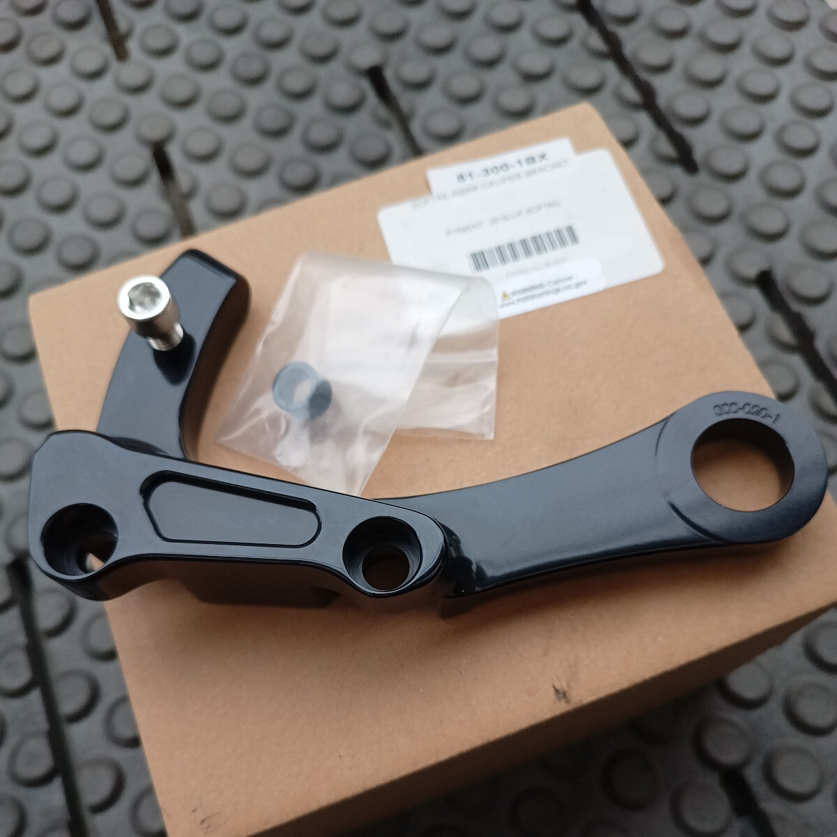 Arlen Ness アレンネス Rear Brake Caliper Bracket リアキャリパーブラケット Kit 300-020 2018-Softail M8ソフテイル拍卖