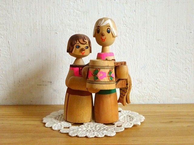 ●○娘2人の木製の置物○●ドイツレトロビンテージアンティークヴィンテージインテリア IN186拍卖