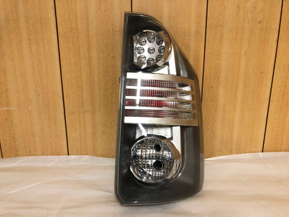 ヴォクシー ZRR70W 前期 XLエディション 右 テールランプ ICHIKOH 28-199 美品!拍卖