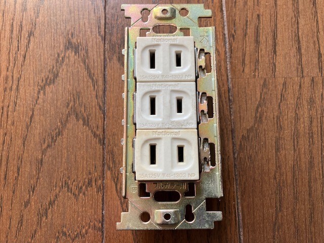 ナショナル 1973-2007(昭和48-平成19年)ロゴ 3口、トリプルコンセント 103g DIY 修理 交換 取付 昭和 当時物 送料無料 底値拍卖