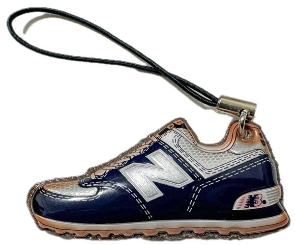 貴重 ニューバランス ノベルティCM576 携帯 クリーナー ネイビー NEW BALANCE 576 紺銀 非売品 モバイル スマホ 液晶 画面 スニーカー 新品拍卖
