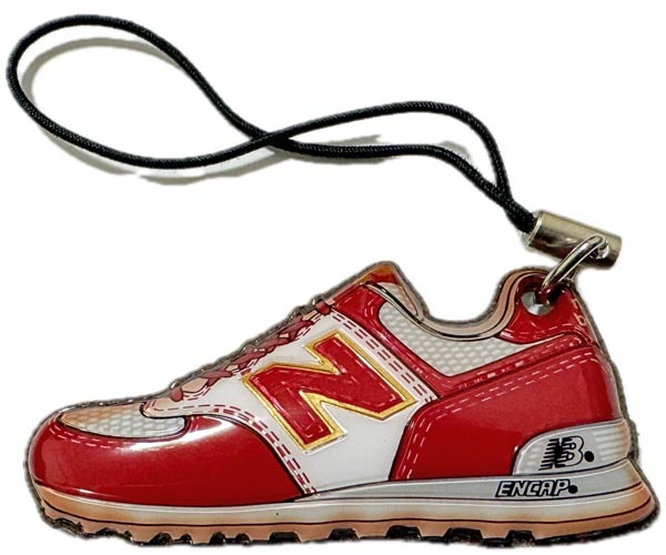 貴重 ニューバランス ノベルティCM576 携帯 クリーナー レッド NEW BALANCE 576 赤白 非売品 モバイル スマホ 液晶 画面 スニーカー 新品拍卖