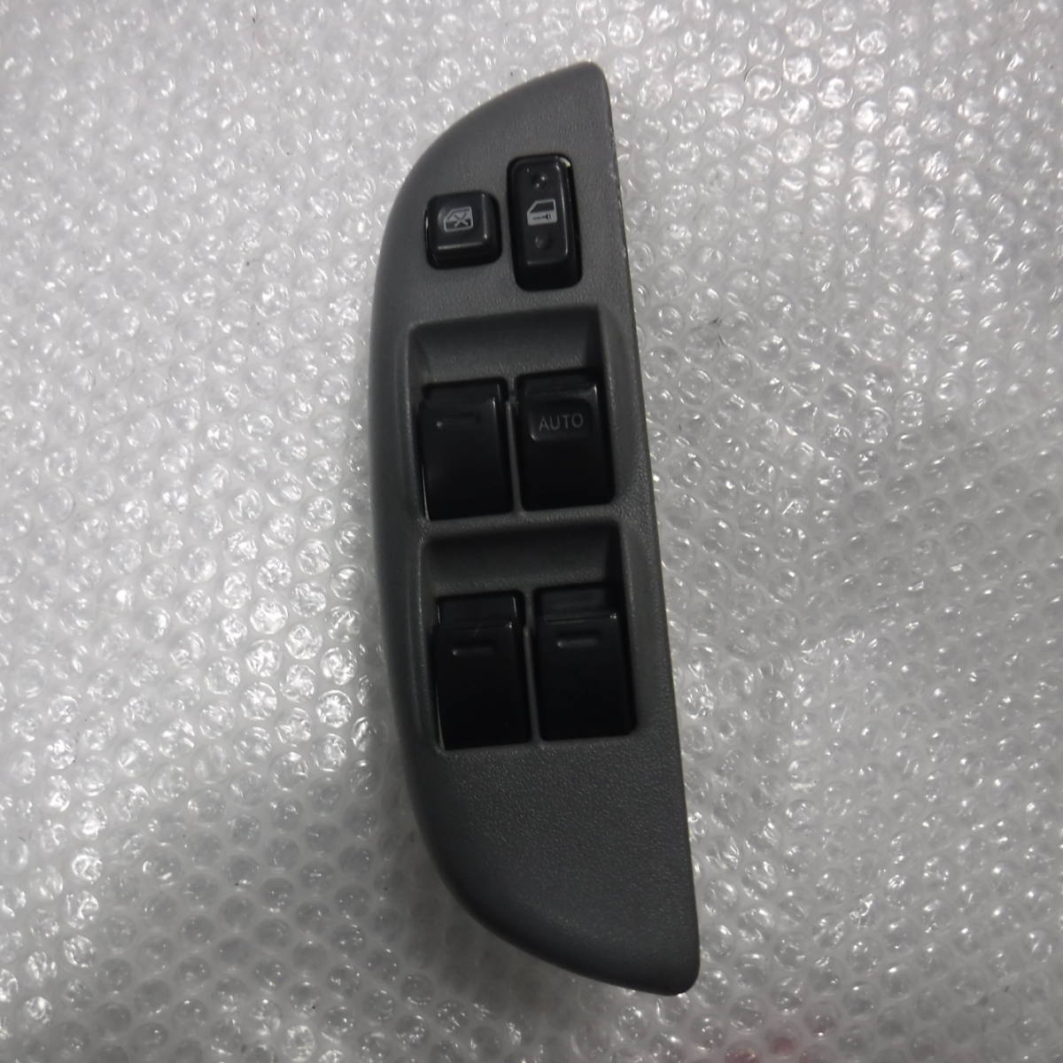 ファンカーゴNCP20 右フロントドア パワーウインドスイッチ NCP21 パワーウィンドウスイッチ 運転席ドア NCP25 部品取り車あります拍卖