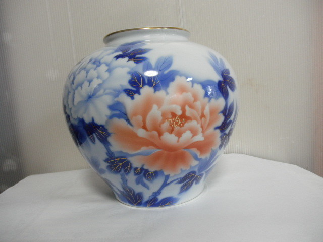 @@@ブランド 宮内庁御用達 深川 深川製磁 金彩牡丹 染錦牡丹の花瓶 形の良い花瓶です。 口径11.5cm 横幅22cm 奥行22cm拍卖