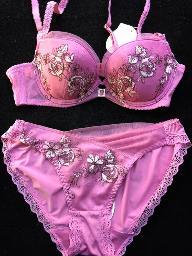sale 新品トリンプ dress ドレス★ 豪華な刺しゅうチュールデザインブラジャーC70&ショーツMセット ピンク拍卖
