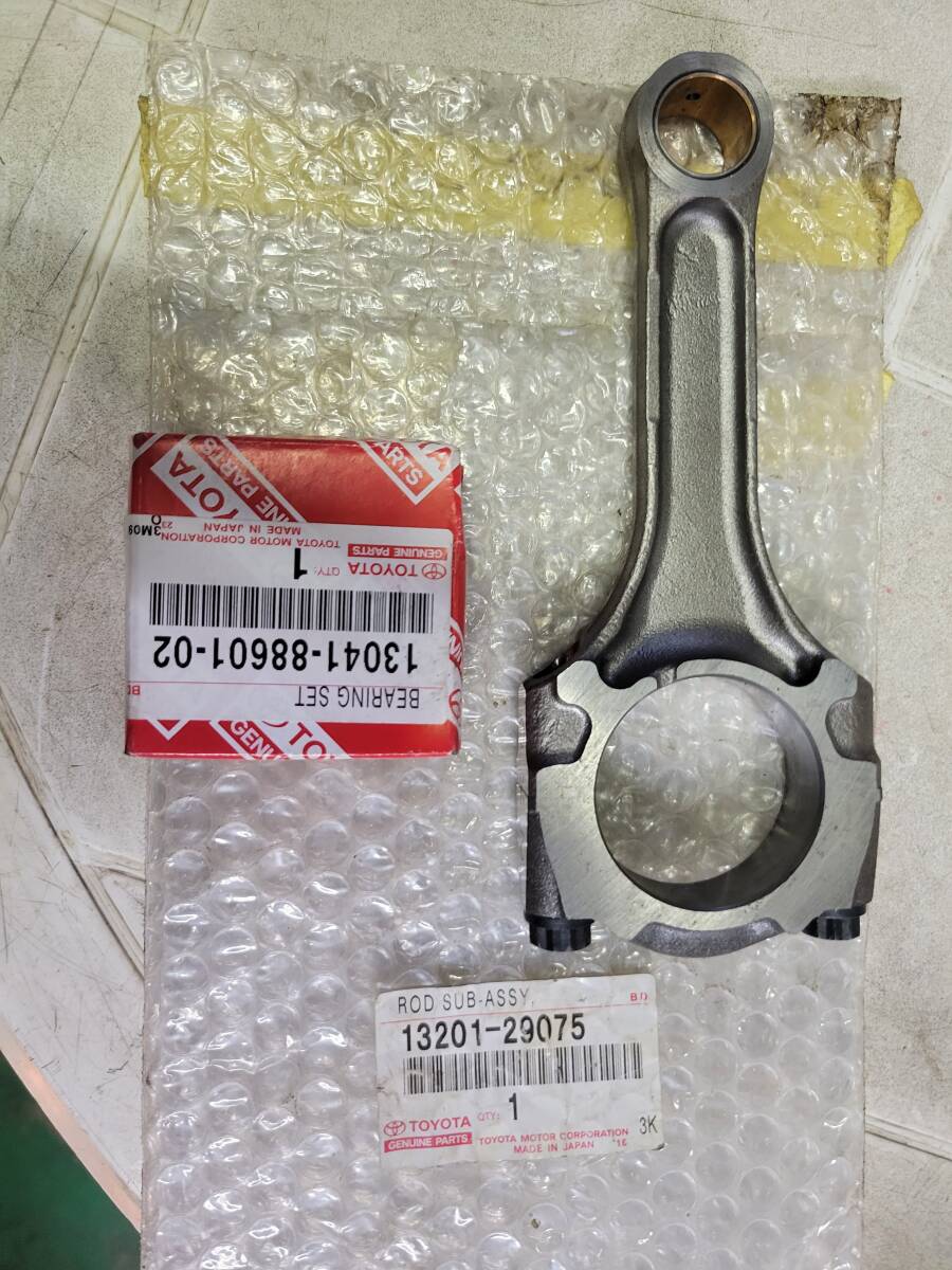 トヨタエンジン、コンロッドとメタルです画像の品番で検索して下さい。拍卖