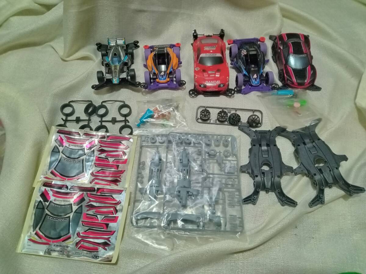 ミニ四駆 完成品中古 タミヤ4台 バンダイ1台 その他 ボディ欠品 シャーシなど 2台分 ホイール、モーターは1台分 まとめ売り拍卖