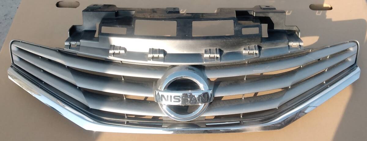 日産 ノート DBA-E12/NE12 フロント ラジエーターグリル カメラ付き *62310-3VA0A/62312-3VA0A*拍卖