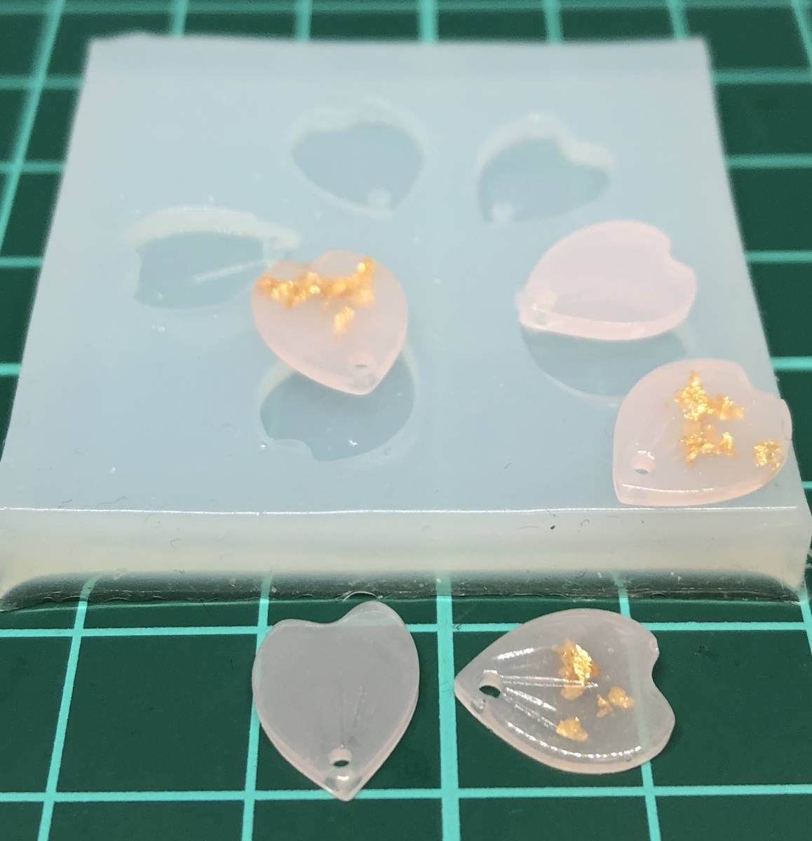 【穴あり桜の花びらパーツ5枚】シリコンモールド、型、ビーズ、チャーム、レジン、サクラ、即決拍卖