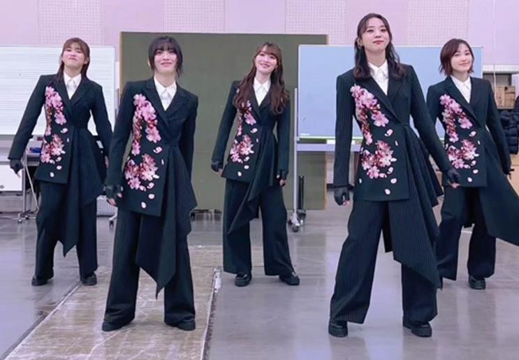 櫻坂46 YOASOBI アイドル ダンス服 コスプレ衣装 紅白歌合戦 コンサート 衣装 風(ウィッグ 靴別売り)拍卖