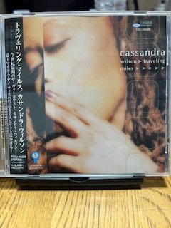 カサンドラ・ウイルソン「トラヴェリング・マイルス」マイルス・デヴィスに捧げた名盤 美盤です 国内盤帯付拍卖