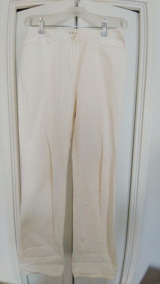 a.v.v ホワイトパンツ サイズ:40 色:オフホワイト 素材:綿98%、ポリウレタン2% 3回短時間程度使用 小さいシミ2箇所あるが状態良好拍卖