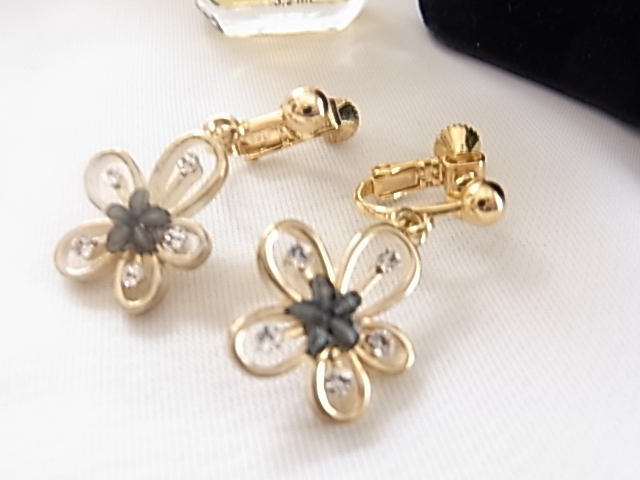 クリアラインストーンが輝くお花のデザイン フラワーモチーフ 5弁のお花が可愛らしい 耳元で揺れるイヤリング▽拍卖