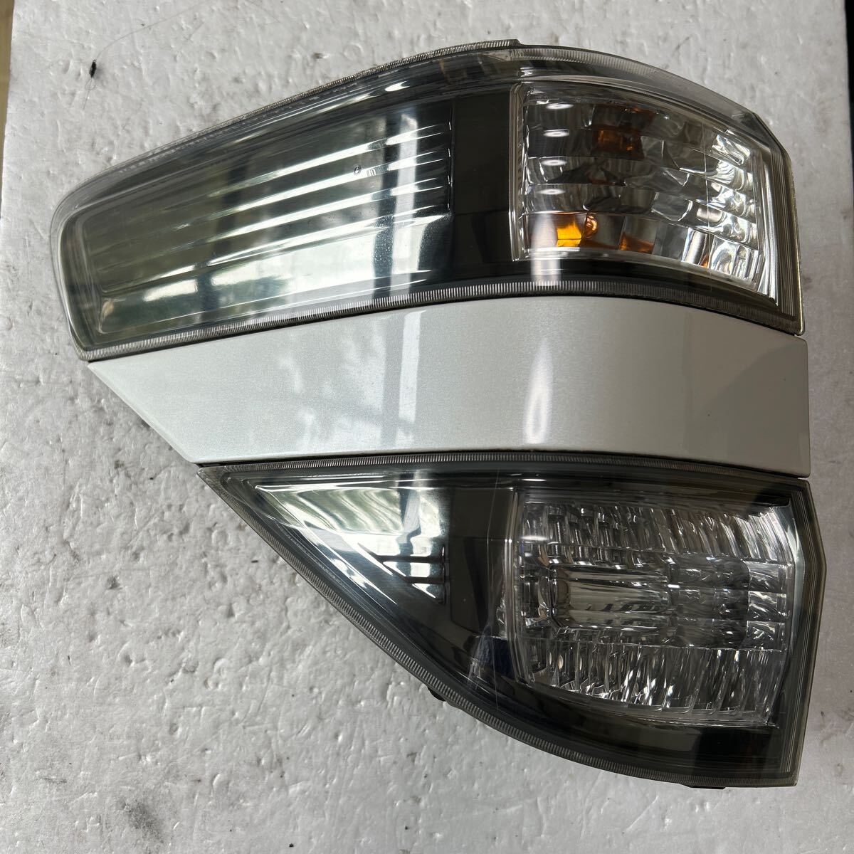 41 トヨタ ANH20W ヴェルファイア 左 外側 テールランプ テールライト拍卖