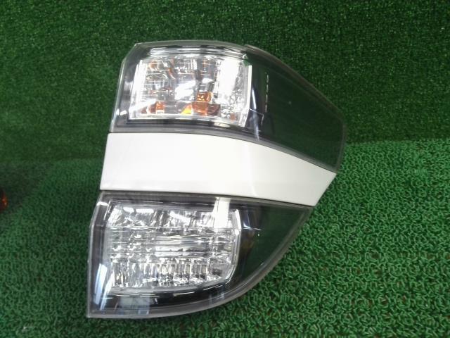 ヴェルファイア DBA-ANH20W 右テールランプ 070 58-29 81550-58090拍卖