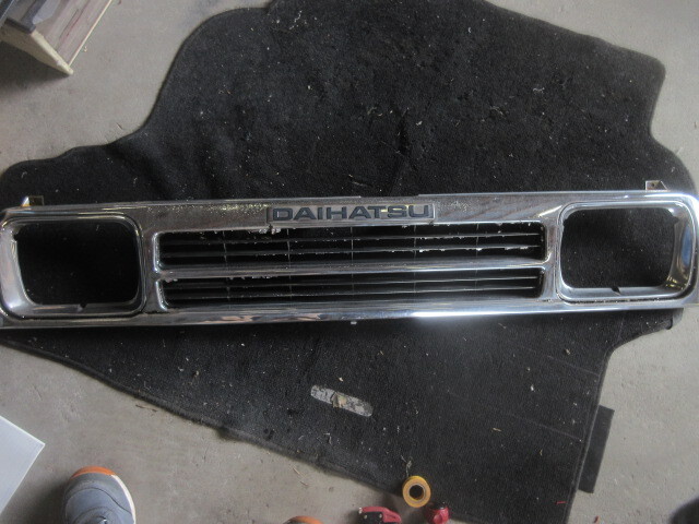 ★⑰R6G8362 F300S ロッキー 純正メッキグリル ジャンク品 ベース用 修理やストック等に拍卖