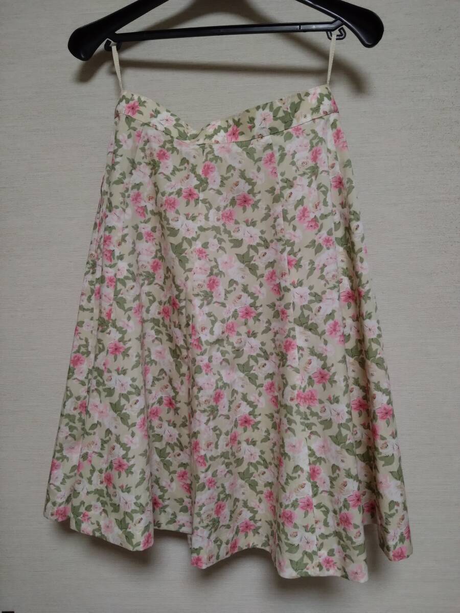 アリスバーリーの花柄フレアースカート11号裏地あり☆ウエスト66㎝☆伸縮なし☆ピンク色の花をメインにした可愛いフレアスカート拍卖