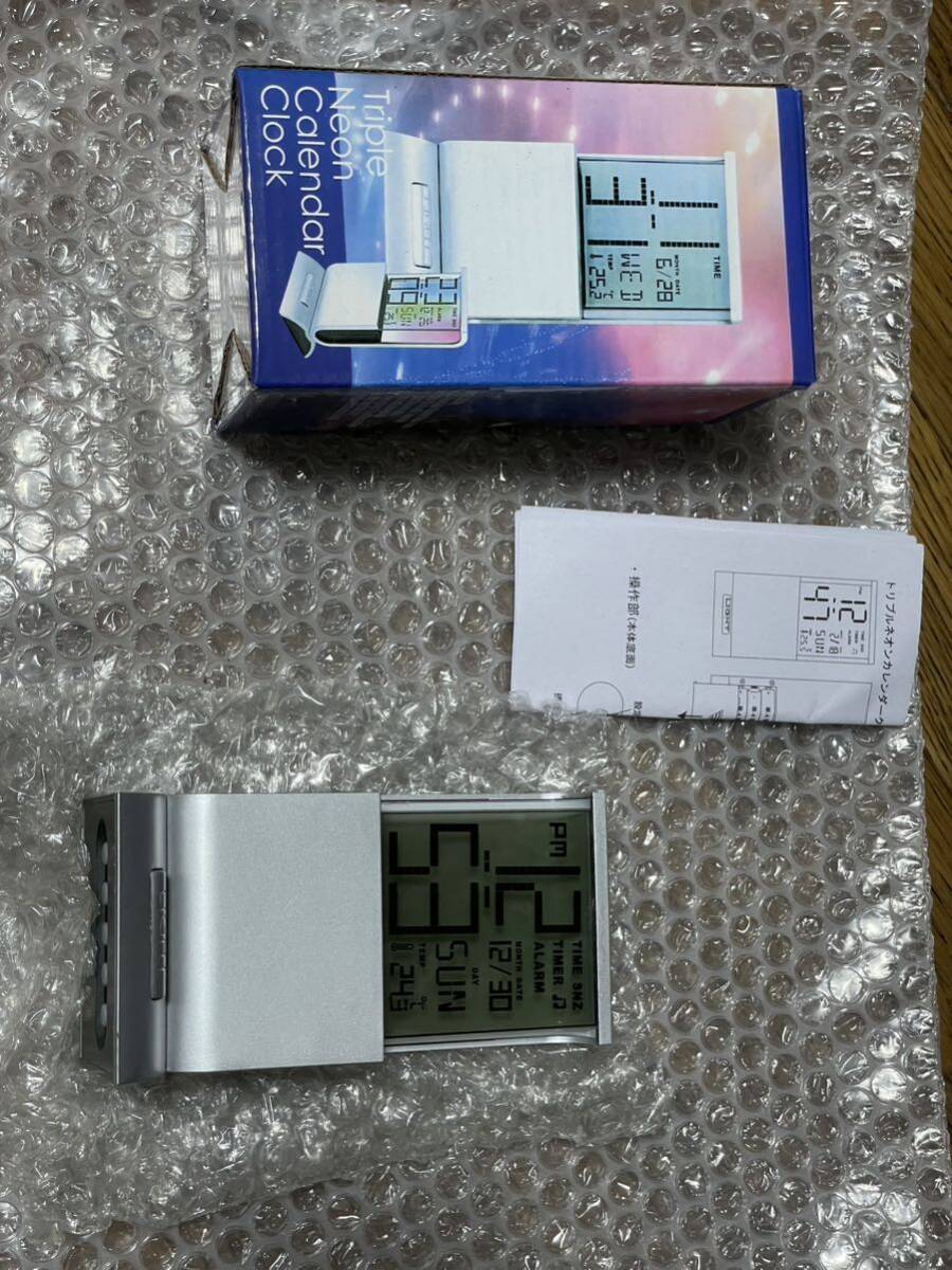 トリプルネオンカレンダークロック クロック デジタル デジタル時計 置き時計 カレンダー 新品 未使用 時計 アラーム付き 温度計拍卖