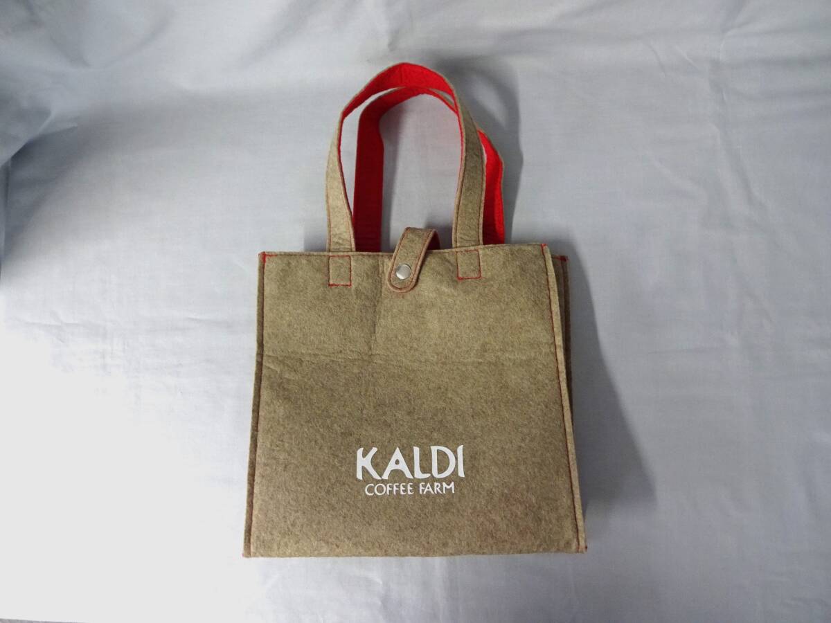 カルディ コーヒーファーム 2023年 コーヒーの日バッグ ベージュ 縦:約24cm 横:約24.5cm 赤 トート フェルト生地 KALDI拍卖
