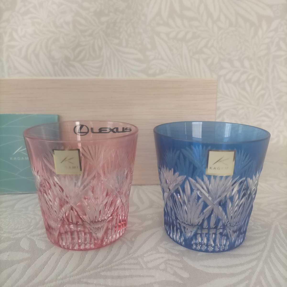 未使用桐箱入り  カガミクリスタル 江戸切子酒杯2個セット   青、ピンクの色被せ  カットの深い逸品です  レクサス 拍卖