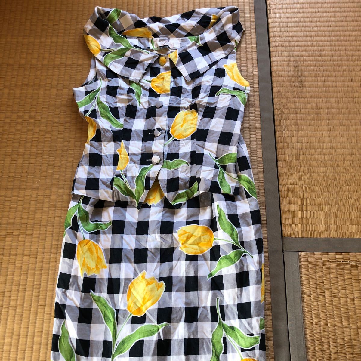 チューリップ柄 ツーピースひざ丈 ノースリーブ拍卖