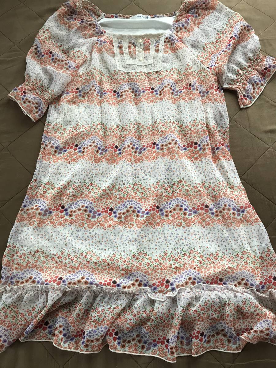 クランプリュス オレンジ系花柄のワンピース拍卖