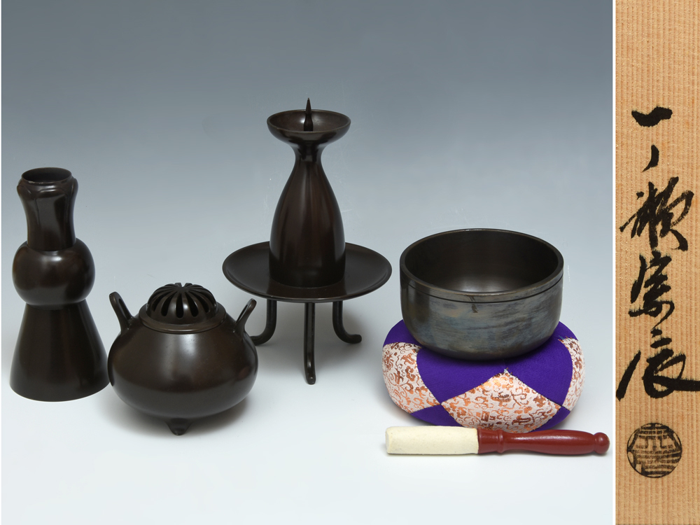 唐銅風呂師 一ノ瀬宗辰(作)利休形 砂張唐銅三具足一揃 (花瓶 香炉 燭台 /お鈴) 共箱 仏具 茶道具 香道具 金属工芸 美品 z7147o拍卖