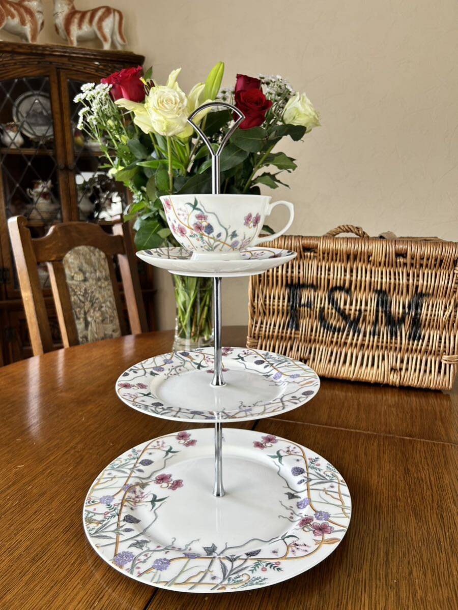 イギリス アフタヌーンティースタンド 3段 ケーキスタンド 「シャトー」`The Chateau` by Angel Strawbridge ケーキ皿拍卖